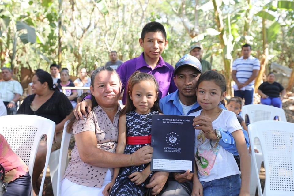 Más de 2 mil familias reciben escrituras de propiedad en la gestión de la Ministra Michelle Sol.